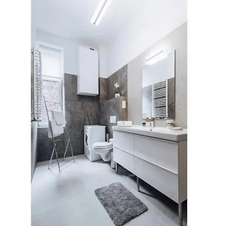 With Balcony - 21 Filipa Street *